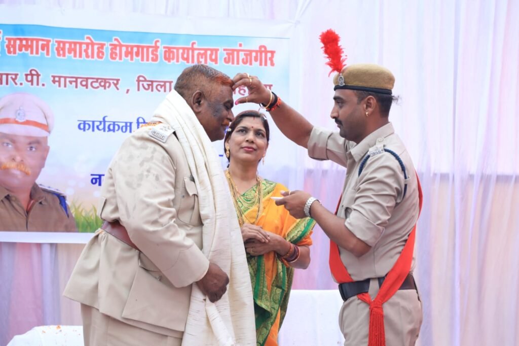 जिले में कई सालों से होमगार्ड के जिला कमांडर के पद पर काम करने वाले आर पी मानवटकर को उनके सेवानिवृत्त होने पर नगर सैनिकों ने रैली निकाल कर होमगार्ड कार्यालय में एक सम्मान समारोह आयोजित कर भावभीनी विदाई दी गई। 1 Console Corptech Pradakshina Consulting Pvt Ltd IMG 20230502 WA0027 Console Corptech Pradakshina Consulting Pvt Ltd
