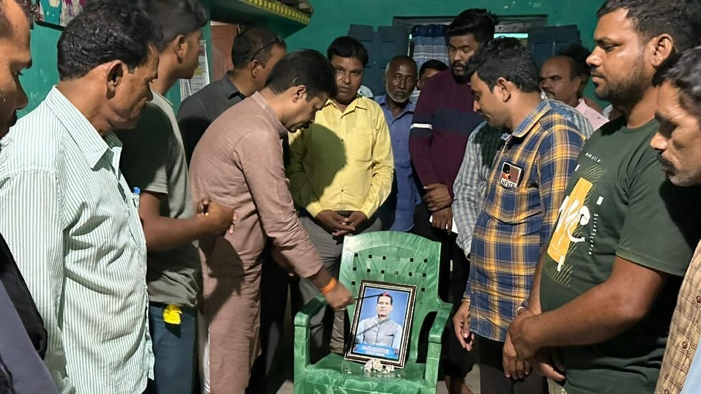 जांजगीर-चांपा विधानसभा क्षेत्र के ग्राम रोगदा मे जहरीली शराब सेवन से तीन लोगों की मौत पर प्रदेश कांग्रेस के सचिव इंजीनियर रवि पाण्डेय ने परिवार के लोगों से भेंटकर शोक संवेदना व्यक्त की। 2 KSHITITECH IMG 20230517 WA0001 KSHITITECH