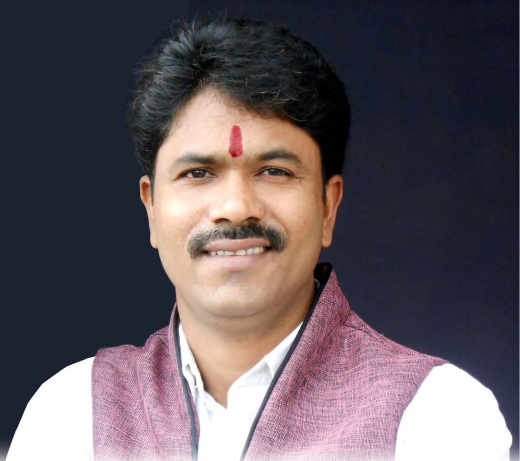 झटका कांग्रेस या भाजपा को ? पुलिस अधिकारी के बाद पूर्व विधायक व बीजेपी के दिग्गज आदिवासी नेता देर रात कांग्रेस नेता राघवेन्द्र से मिले। 1 KSHITITECH IMG 20230601 WA0024 KSHITITECH