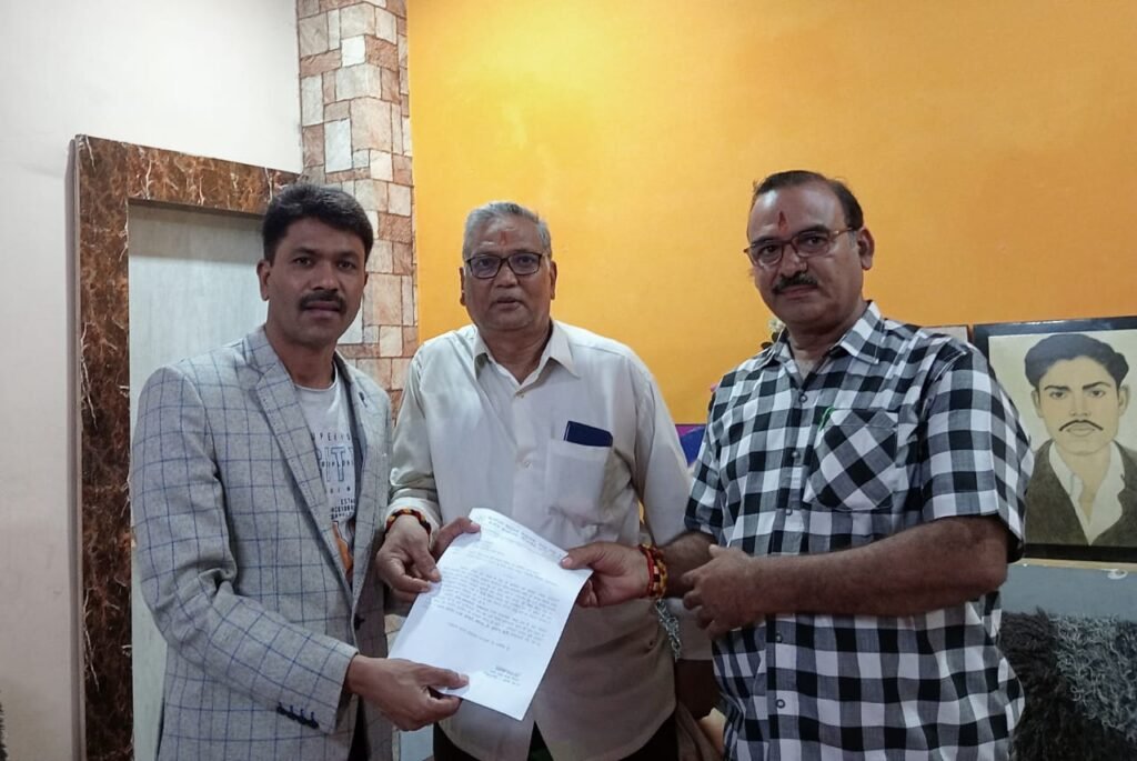 विप्र भुषण है, पं लखन शर्मा। बुजुर्ग अनुभव के भण्डार है, उनका सम्मान जरूरी- राघवेन्द्र पाण्डेय। 2 KSHITITECH IMG 20230629 WA0035 KSHITITECH