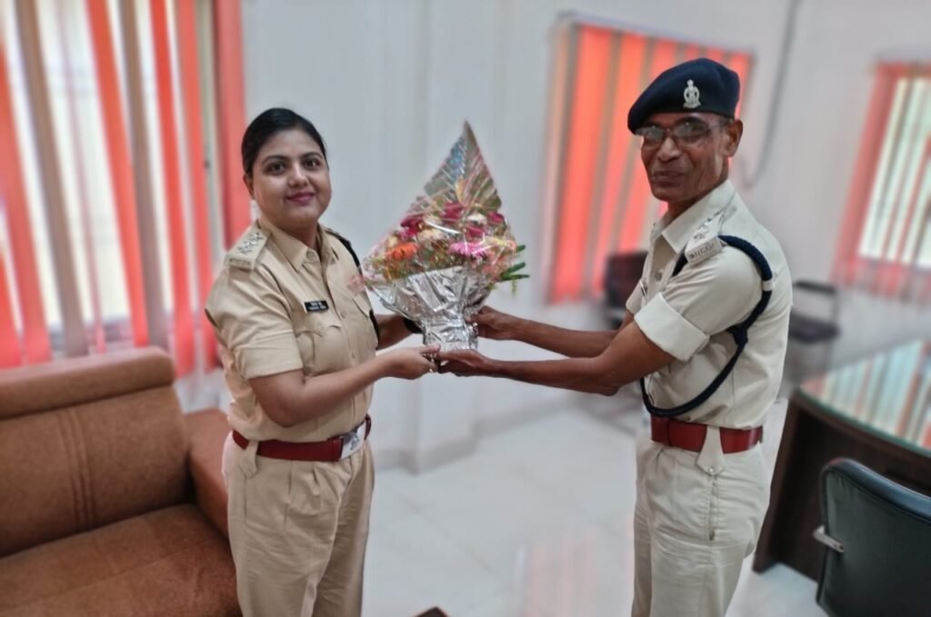 जिला अग्निशमन अधिकारी एवं जिला सेनानी योग्यता साहू जिला जांजगीर चांपा एवम सक्ति जिला का पदभार ग्रहण किया 1 KSHITITECH IMG 20230829 WA0004 KSHITITECH