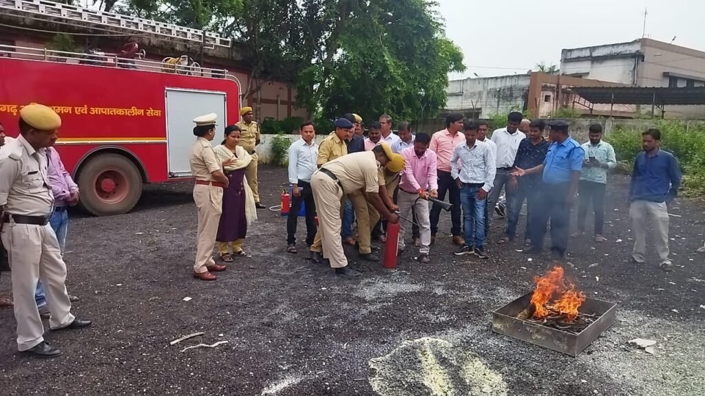 जांजगीर-चांपा जिला के सेनानी नगर सेना कमांडेंट योग्यता साहू ने फायर और सेफ्टी टीम का जायजा लिया नगर सेना फायर सेफ्टी टीम ने दिया डेमो 1 KSHITITECH IMG 20230905 WA0034 KSHITITECH