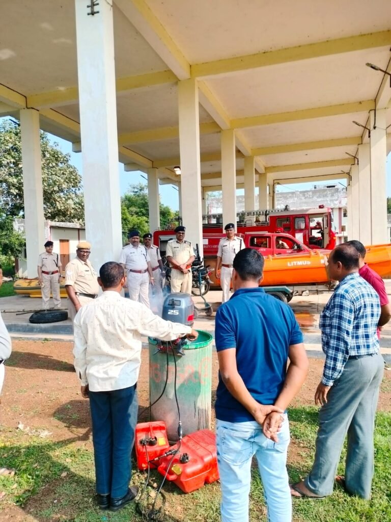 अतिरिक्त्त प्रधान सेनानी,नगर सेना एवं अग्निशमन व बाढ़ आपदा एस. के. ठाकुर बिलासपुर द्वारा जिला -जांजगीर के नगर सेना कार्यालय में किया गया भंडार निरीक्षण व भंडार सत्यापन व अग्निशमन सबंधी उपकरणों का निरीक्षण…देखे वीडियो 2 Console Corptech Pradakshina Consulting Pvt Ltd IMG 20231005 WA0026 Console Corptech Pradakshina Consulting Pvt Ltd