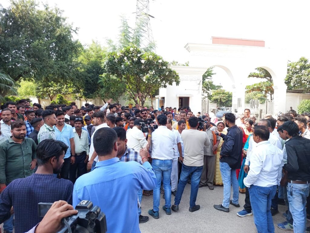 विधायक़ अकलतरा सौरभ सिंह विधानसभा के खिलाफ बीजेपी पदाधिकारियों एवं कार्यकर्ताओं का विरोध ।1000 से 1500 की संख्या में बीजेपी कार्यकर्ता पहुंचे रायपुर बीजेपी कार्यालय। प्रत्याशी बदलने की मांग को लेकर। 3 KSHITITECH IMG 20231007 WA0029 KSHITITECH
