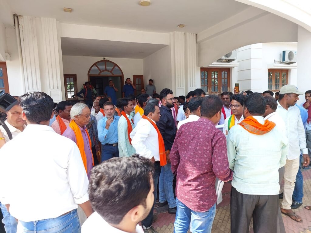 विधायक़ अकलतरा सौरभ सिंह विधानसभा के खिलाफ बीजेपी पदाधिकारियों एवं कार्यकर्ताओं का विरोध ।1000 से 1500 की संख्या में बीजेपी कार्यकर्ता पहुंचे रायपुर बीजेपी कार्यालय। प्रत्याशी बदलने की मांग को लेकर। 2 KSHITITECH IMG 20231007 WA0031 KSHITITECH