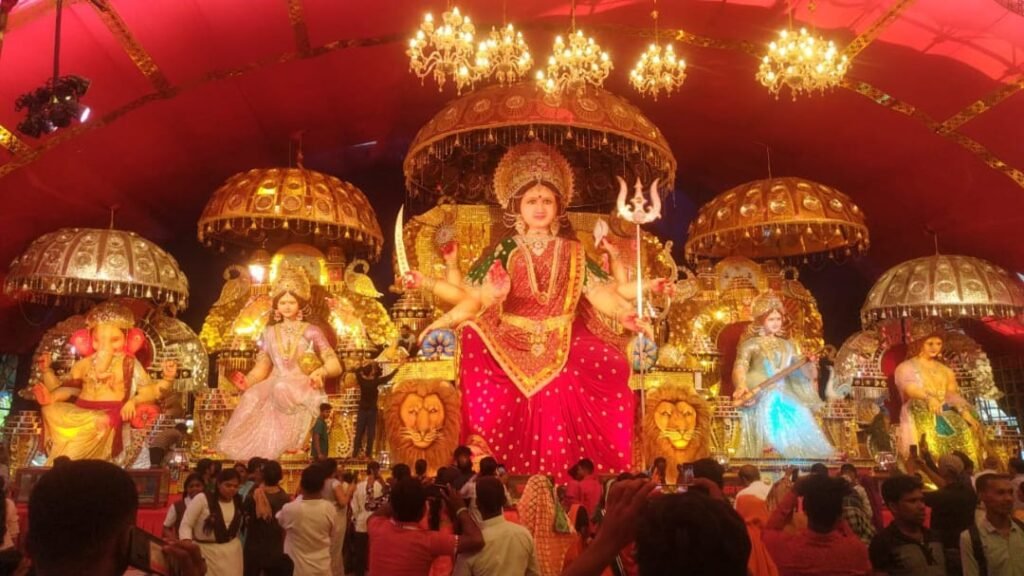 नैला मे कल बिराजेगी जगत जननी माँ दुर्गा कल शुभ मुहूर्त मे होगी प्राण प्रतिष्ठा अयोध्या धाम की तर्ज पर की गई है सजावट 2 KSHITITECH IMG 20231017 WA0026 KSHITITECH