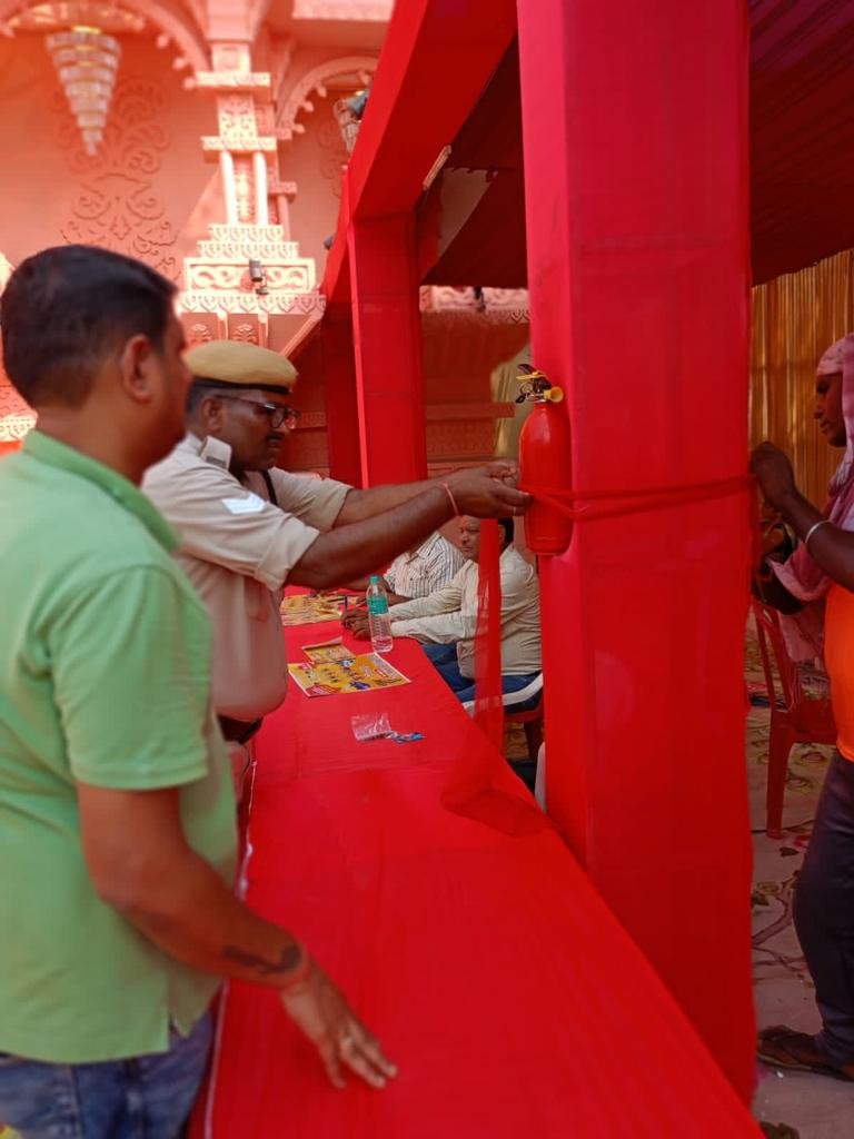 जिला अग्निशमन अधिकारी जांजगीर योग्यता साहू के निर्देशन पर अग्निशमन प्रभारी विसंभर राठौर मय टीम द्वारा जिले के विभिन्न दुर्गा पण्डालो का निरीक्षण कर दुर्गा पण्डाल समिति सदस्यों को अग्नि सुरक्षा सम्बंधित महत्वपूर्ण दिशा निर्देश दिया गया! 4 KSHITITECH IMG 20231017 WA0027 KSHITITECH