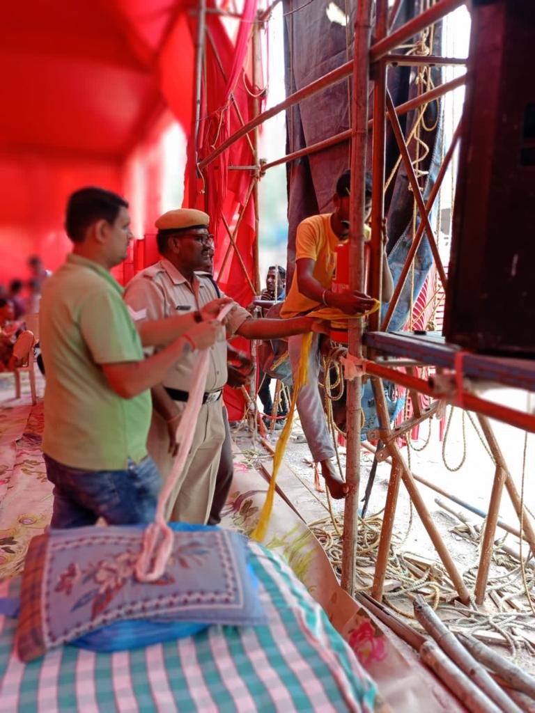 जिला अग्निशमन अधिकारी जांजगीर योग्यता साहू के निर्देशन पर अग्निशमन प्रभारी विसंभर राठौर मय टीम द्वारा जिले के विभिन्न दुर्गा पण्डालो का निरीक्षण कर दुर्गा पण्डाल समिति सदस्यों को अग्नि सुरक्षा सम्बंधित महत्वपूर्ण दिशा निर्देश दिया गया! 3 KSHITITECH IMG 20231017 WA0028 KSHITITECH