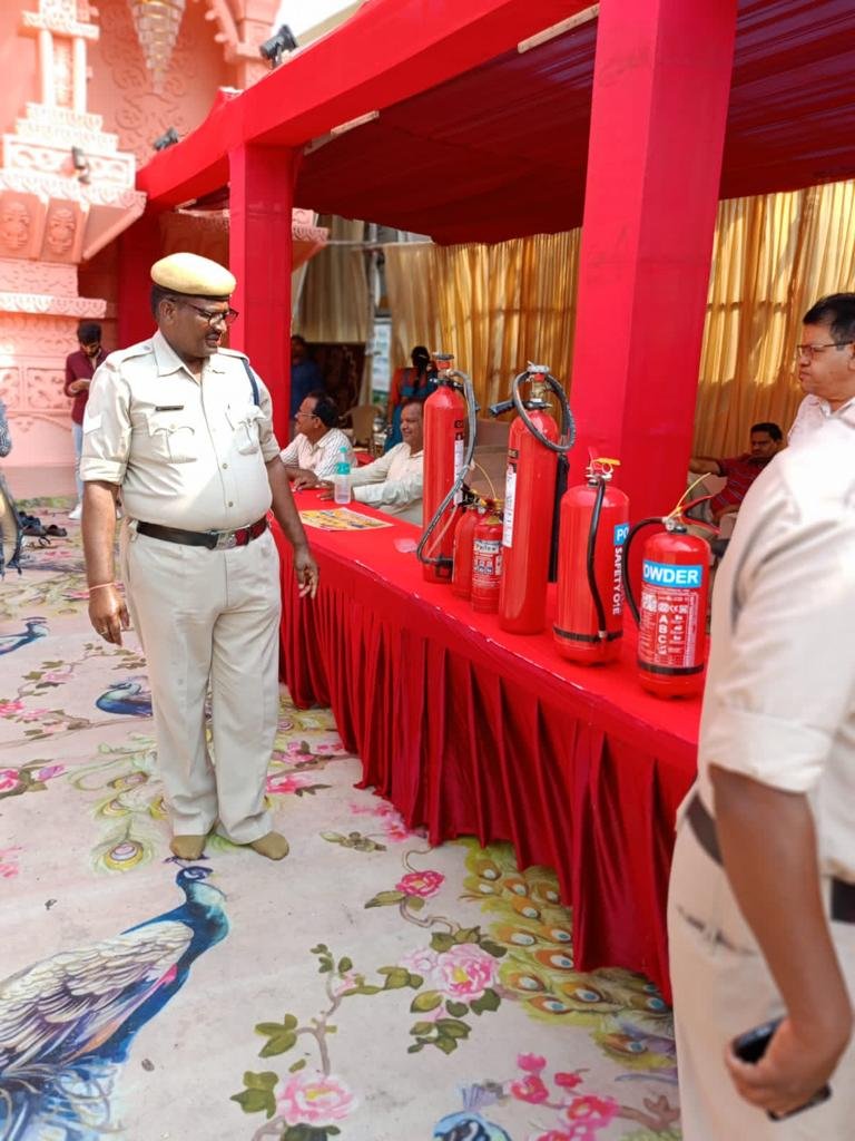 जिला अग्निशमन अधिकारी जांजगीर योग्यता साहू के निर्देशन पर अग्निशमन प्रभारी विसंभर राठौर मय टीम द्वारा जिले के विभिन्न दुर्गा पण्डालो का निरीक्षण कर दुर्गा पण्डाल समिति सदस्यों को अग्नि सुरक्षा सम्बंधित महत्वपूर्ण दिशा निर्देश दिया गया! 2 KSHITITECH IMG 20231017 WA0029 KSHITITECH