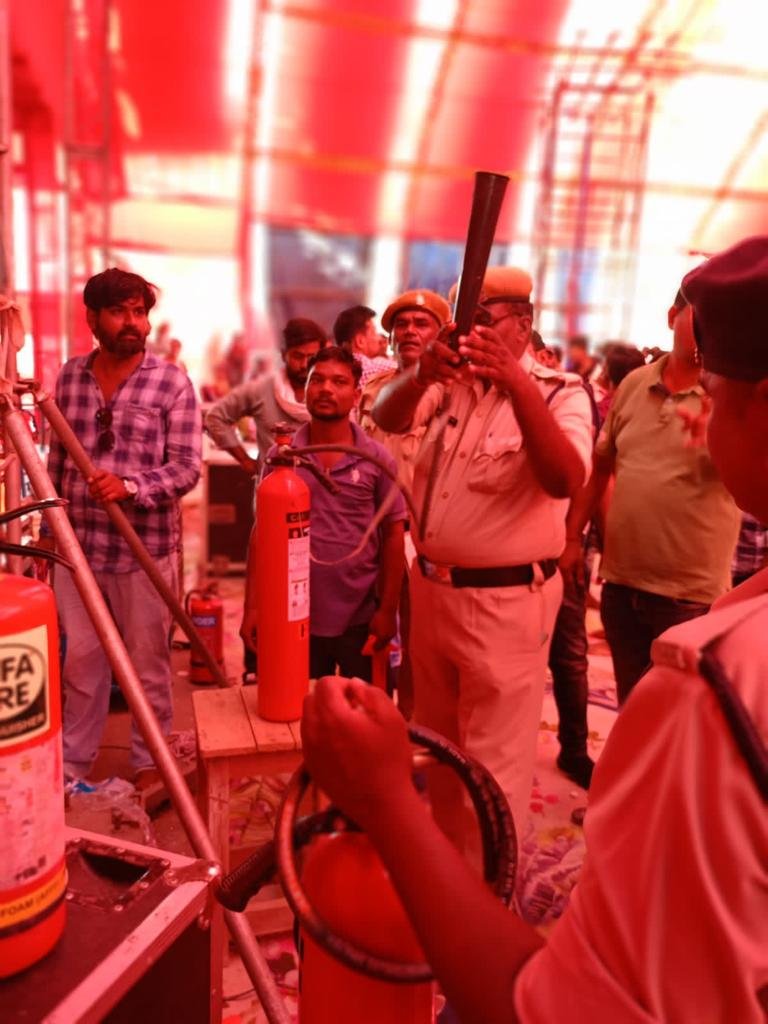 जिला अग्निशमन अधिकारी जांजगीर योग्यता साहू के निर्देशन पर अग्निशमन प्रभारी विसंभर राठौर मय टीम द्वारा जिले के विभिन्न दुर्गा पण्डालो का निरीक्षण कर दुर्गा पण्डाल समिति सदस्यों को अग्नि सुरक्षा सम्बंधित महत्वपूर्ण दिशा निर्देश दिया गया! 1 KSHITITECH IMG 20231017 WA0030 KSHITITECH