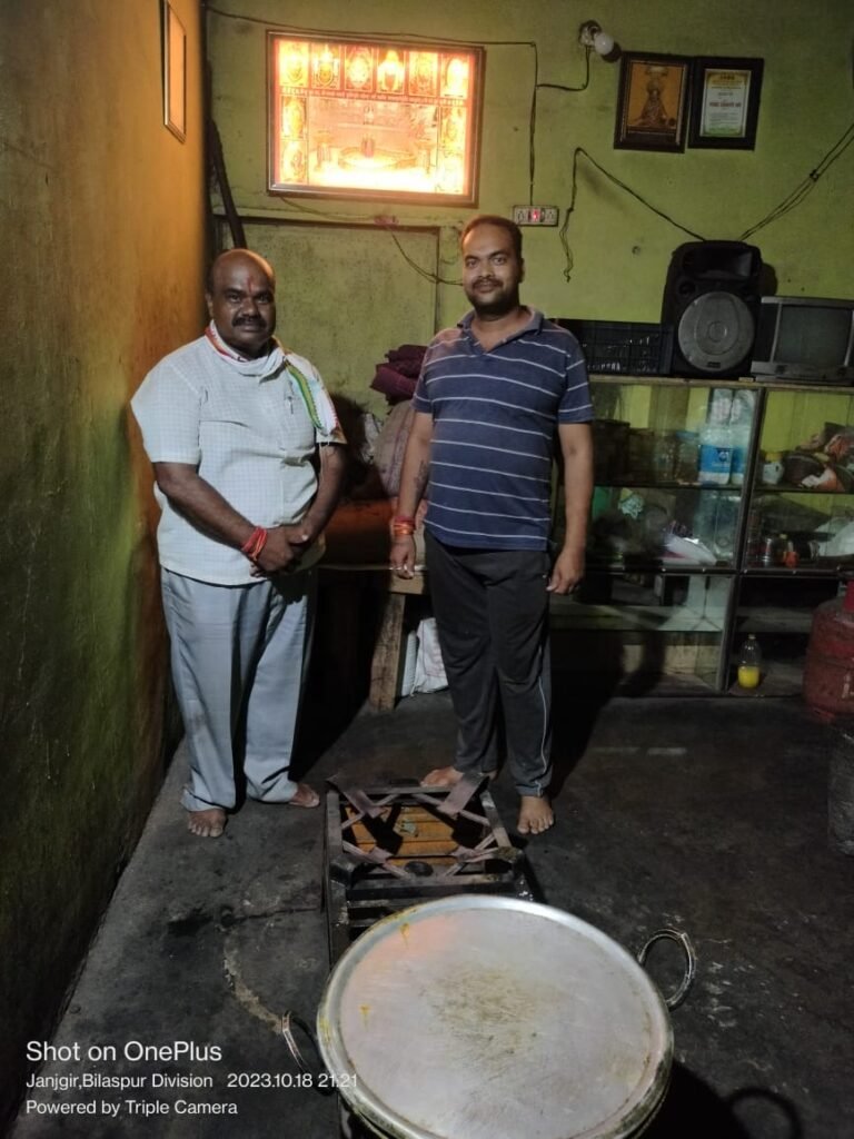 बाबा महाकाल की रसोई मे बाबा महाकाल का आशीर्वाद लेने पहुचे कांग्रेस प्रत्यासी व्यास कश्यप और उनके समर्थक बाबा महाकाल से लगाई जीत के लिए अर्जी 3 Console Corptech Pradakshina Consulting Pvt Ltd IMG 20231019 WA0017 Console Corptech Pradakshina Consulting Pvt Ltd