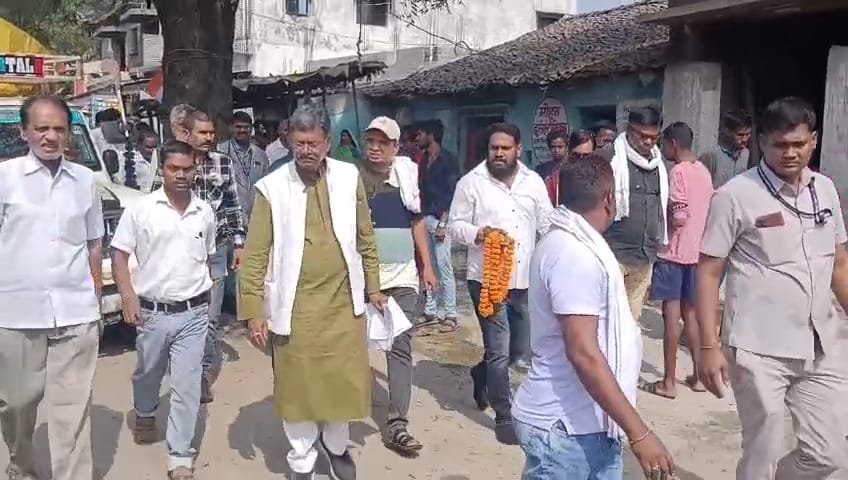 सक्ति विधानसभा क्षेत्र के हथनेवरा गांव जनसंपर्क में पहुंचे डॉ चरणदास महंत, जनसंपर्क के दौरान लोगों का मिल रहा गजब का जन् समर्थन, 1 KSHITITECH IMG 20231103 WA0005 KSHITITECH