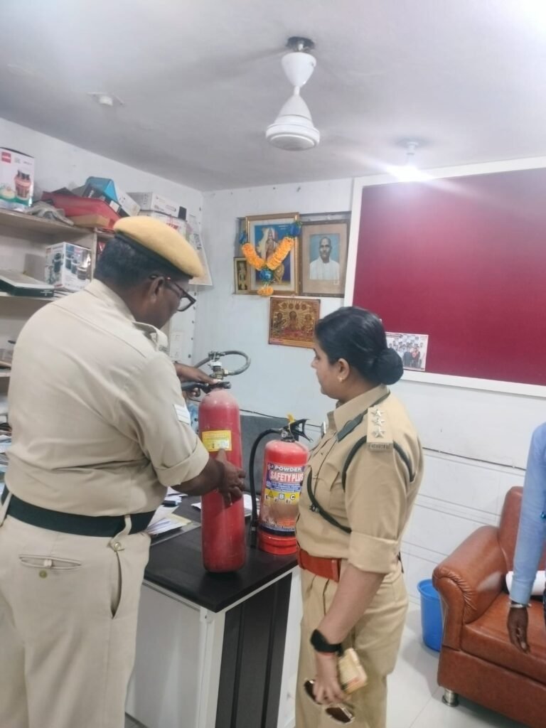 अग्नि दुर्घटना को लेकर गंभीर नहीं व्यवसायी, जिला अग्निशमन अधिकारी की टीम ने कई संस्थानों का किया निरीक्षण 1 KSHITITECH IMG 20231109 WA0015 KSHITITECH