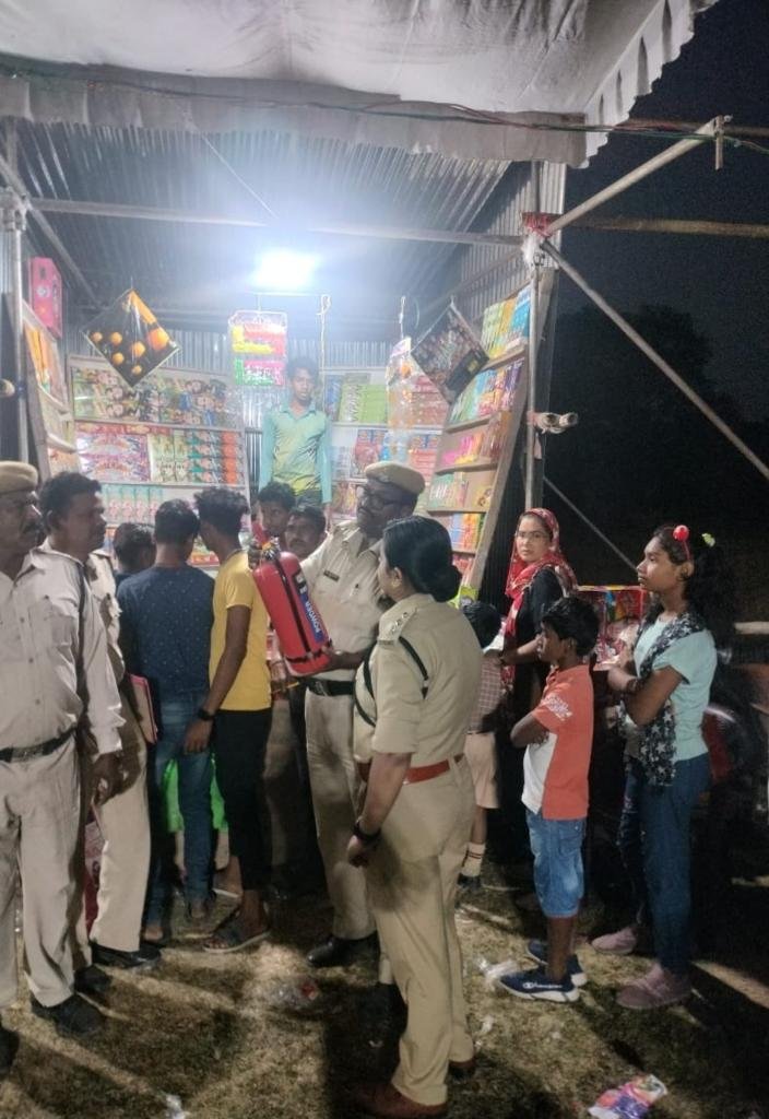 अस्थाई फटाका दुकान हाई स्कूल मैदान जांजगीर, वार्ड क्रमांक 3 नैला ,कृषि उपज मंडी बलोदा, आर के मैदान अकलतरा मे जिला सेनानी एवं जिला अग्नि शमन अधिकारी जांजगीर की टीम द्वारा औचक निरिक्षण किया गया 3 KSHITITECH IMG 20231111 WA0017 KSHITITECH