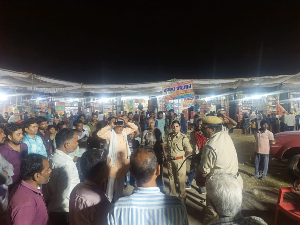 अस्थाई फटाका दुकान हाई स्कूल मैदान जांजगीर, वार्ड क्रमांक 3 नैला ,कृषि उपज मंडी बलोदा, आर के मैदान अकलतरा मे जिला सेनानी एवं जिला अग्नि शमन अधिकारी जांजगीर की टीम द्वारा औचक निरिक्षण किया गया 2 KSHITITECH IMG 20231111 WA0022 KSHITITECH