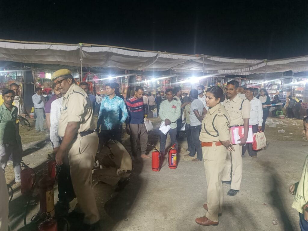 अस्थाई फटाका दुकान हाई स्कूल मैदान जांजगीर, वार्ड क्रमांक 3 नैला ,कृषि उपज मंडी बलोदा, आर के मैदान अकलतरा मे जिला सेनानी एवं जिला अग्नि शमन अधिकारी जांजगीर की टीम द्वारा औचक निरिक्षण किया गया 1 KSHITITECH IMG 20231111 WA0023 1 KSHITITECH