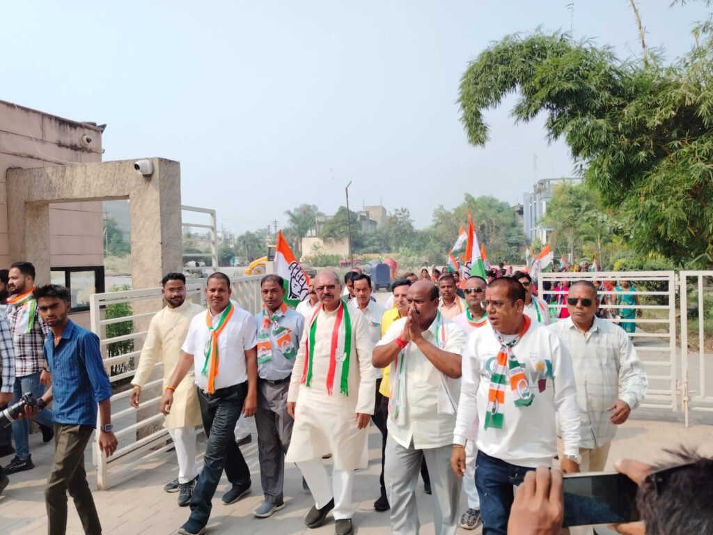 कांग्रेस प्रत्याशी व्यास कश्यप का चांपा के विभिन्न मोहल्लों में हुआ जनसंपर्क, मां समलेश्वरी के दरबार में टेंका मत्था 1 KSHITITECH IMG 20231114 WA0007 KSHITITECH