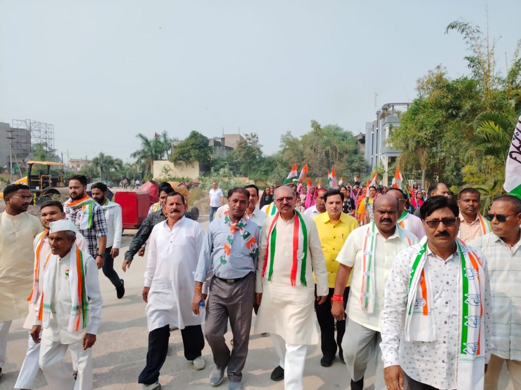 कांग्रेस प्रत्याशी व्यास कश्यप का चांपा के विभिन्न मोहल्लों में हुआ जनसंपर्क, मां समलेश्वरी के दरबार में टेंका मत्था 2 KSHITITECH IMG 20231114 WA0008 KSHITITECH