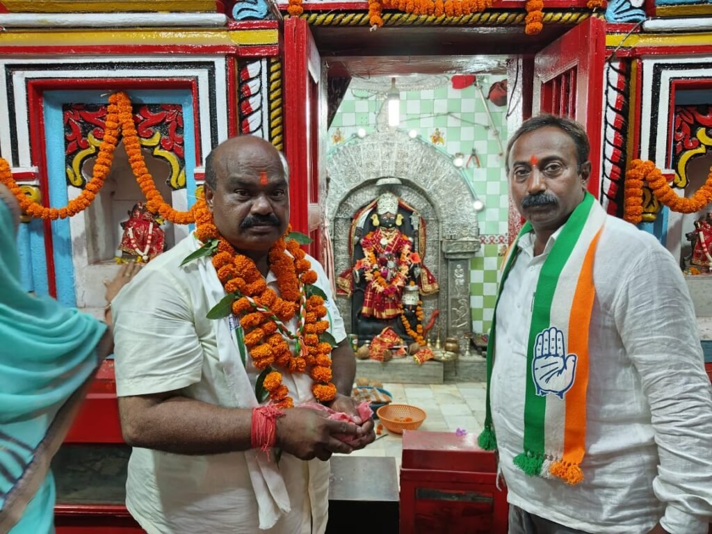 कांग्रेस प्रत्याशी व्यास कश्यप का चांपा के विभिन्न मोहल्लों में हुआ जनसंपर्क, मां समलेश्वरी के दरबार में टेंका मत्था 4 KSHITITECH IMG 20231114 WA0011 KSHITITECH