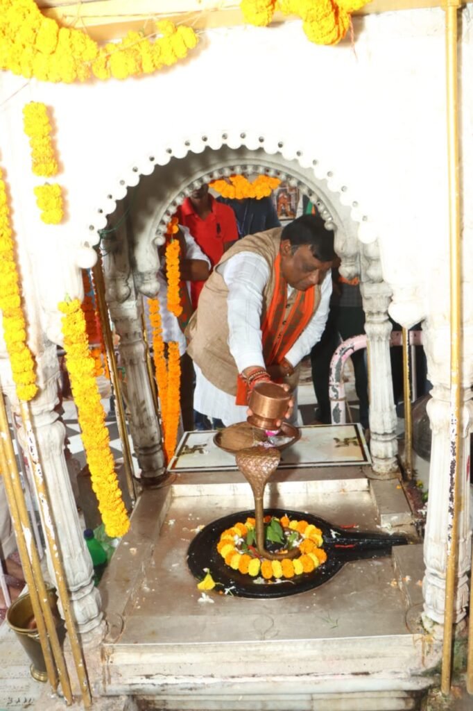 भाजपा प्रत्याशी नारायण चंदेल ने कलेश्वरनाथ के दरबार में मत्था टेंककर शुरू किया विभिन्न गांवों में जनसंपर्क 1 KSHITITECH IMG 20231114 WA0031 KSHITITECH