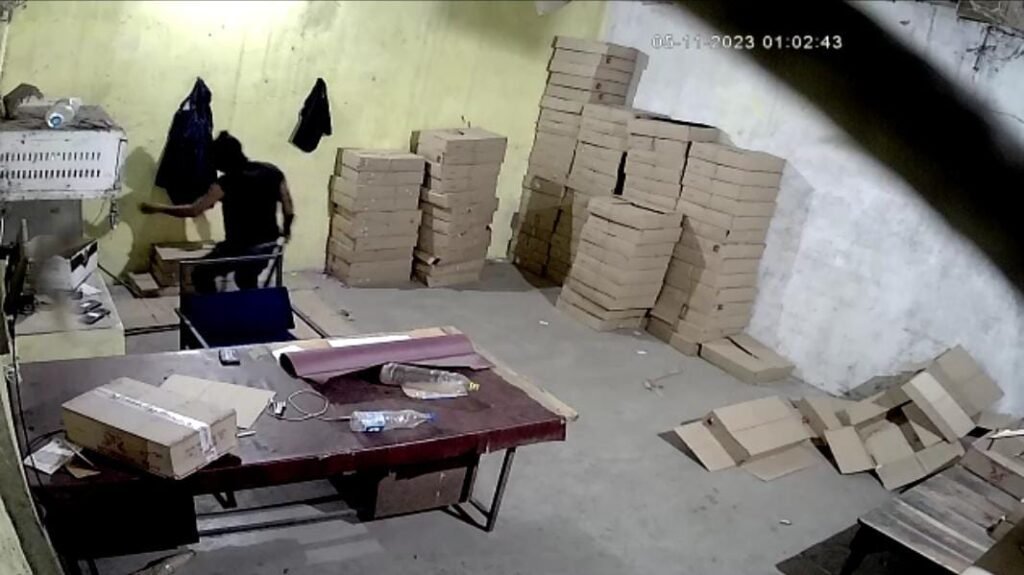 सिवनी के दोहरे हत्याकांड का सीसीटीवी फुटेज पुलिस की लापरवाही से हुआ लीक, पखवाड़े भर बाद भी आरोपी पुलिस पकड़ से दूर 1 Console Corptech Pradakshina Consulting Pvt Ltd IMG 20231124 WA0024 Console Corptech Pradakshina Consulting Pvt Ltd