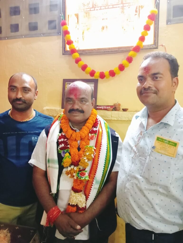 चुनाव जीतने के बाद बाबा महाकाल की रसोई पहुंचकर व्यास कश्यप ने लिया आशीर्वाद, टिकट मिलने के बाद भी दर्शन करने पहुंचे थे महाकाल की रसोई लगाई थी अर्जी बाबा महाकाल ने की अर्जी स्वीकार 2 KSHITITECH IMG 20231203 WA0064 1 KSHITITECH