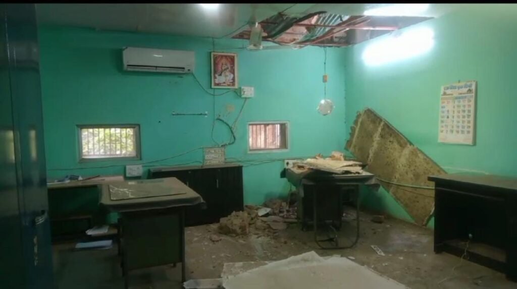 भरभरा कर गिरा डीईओ कार्यालय का छत,,टेबल के नीचे छिप लेखापाल ने बचाए जान,, 2 KSHITITECH IMG 20231206 WA0074 KSHITITECH