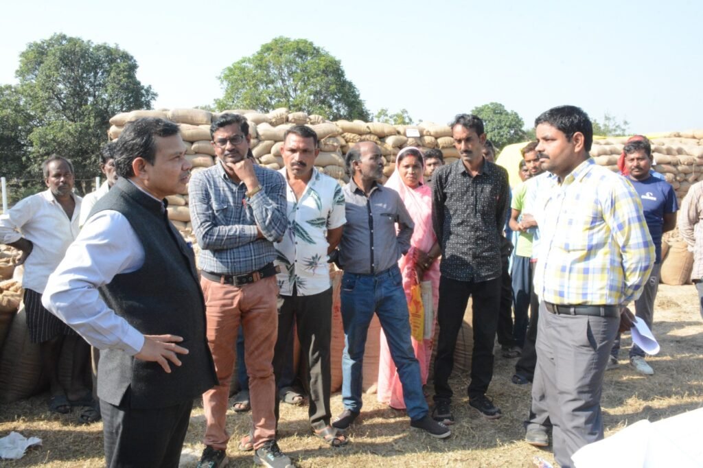<em>संभाग आयुक्त श्री के डी कुंजाम ने किया धान उपार्जन केंद्र खटोला, कोटगढ़ एवं जावलपुर का निरीक्षण</em> 2 Console Corptech Pradakshina Consulting Pvt Ltd IMG 20231216 WA0007 Console Corptech Pradakshina Consulting Pvt Ltd