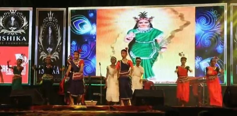 इशिका लाइफ फाउंडेशन के बैनर तले गणतंत्र दिवस की शाम सजी गीत संगीत की महफिल<br />छत्तीसगढ़ व हिन्दी फिल्म के जाने माने कलाकारों ने देररात तक बांधा समां, कड़कड़ाती ठंड में भी दर्शक देर रात तक लेते रहे आनंद 1 KSHITITECH IMG 20240130 WA0008 KSHITITECH