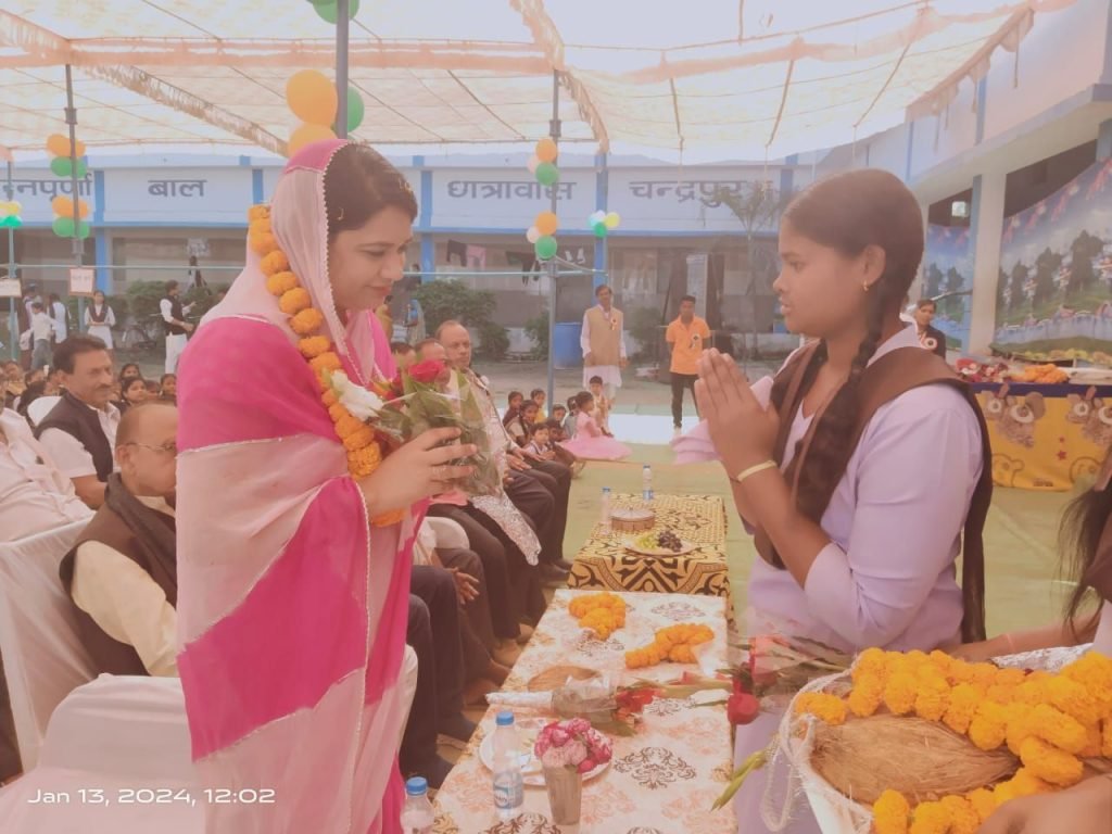 सरस्वती शिशु मंदिर उच्चतर माध्यमिक विद्यालय चंद्रपुर में वार्षिकोत्सव कार्यक्रम संपन्न हुआ। जिसमें छात्र छात्राओं ने रंगारंग सांस्कृतिक कार्यक्रमों की मनमोहक प्रस्तुतियां देकर तालियां बटोरीं। 4 KSHITITECH img 20240114 wa00207486895802229652340 KSHITITECH
