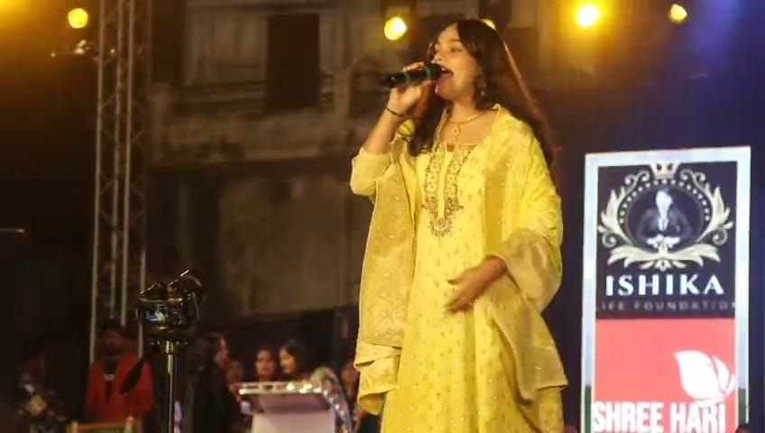 इशिका लाइफ फाउंडेशन के बैनर तले गणतंत्र दिवस की शाम सजी गीत संगीत की महफिल<br />छत्तीसगढ़ व हिन्दी फिल्म के जाने माने कलाकारों ने देररात तक बांधा समां, कड़कड़ाती ठंड में भी दर्शक देर रात तक लेते रहे आनंद 4 KSHITITECH img 20240130 wa00068548858440768244916 KSHITITECH