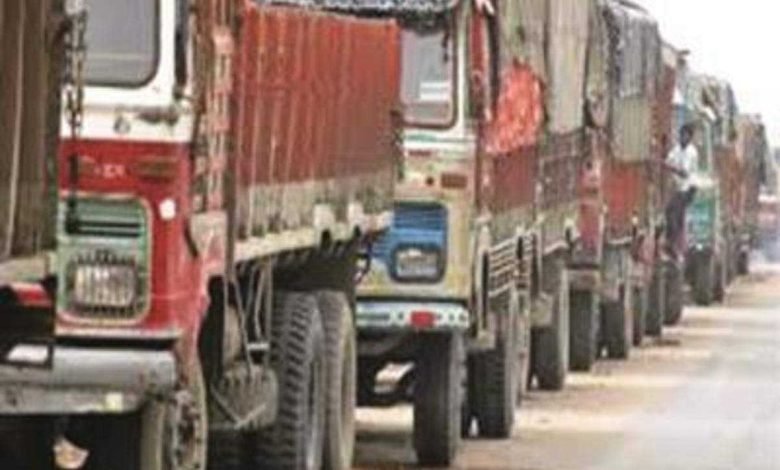 हिट एंड रन कानून के विरोध में थमे 25 लाख ट्रकों के पहिए, सप्लाई हो सकती है ठप 1 KSHITITECH truck 72162306 1 KSHITITECH