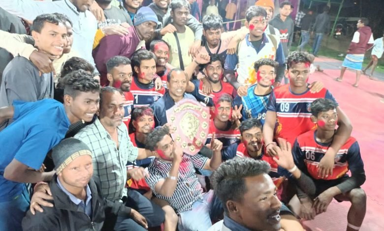 चंद्रपुर। चंद्रपुर के ग्राम पंचायत चंदली में आयोजित चार दिवसीय ग्रामीण स्तरीय कबड्डी प्रतियोगिता के फाइनल मुकाबले में चंद्रपुर की टीम ने अपने निकटतम प्रतिद्वंदी बालपुर की टीम को 4 प्वाइंट से करारी शिकस्त देकर विजेता बनने का गौरव हासिल किया। 1 KSHITITECH IMG 20240203 WA0005 KSHITITECH