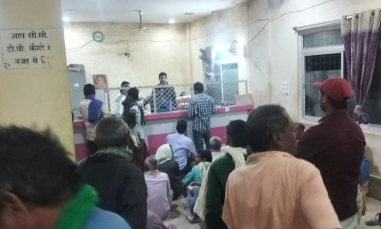 चंद्रपुर के जिला सहकारी बैंक में किसानों की फजीहत रकम पाने किसानों को करनी पड़ रही कड़ी मशक्कत ध्यान देने वाला कोई नहीं 1 KSHITITECH IMG 20240226 WA0045 KSHITITECH