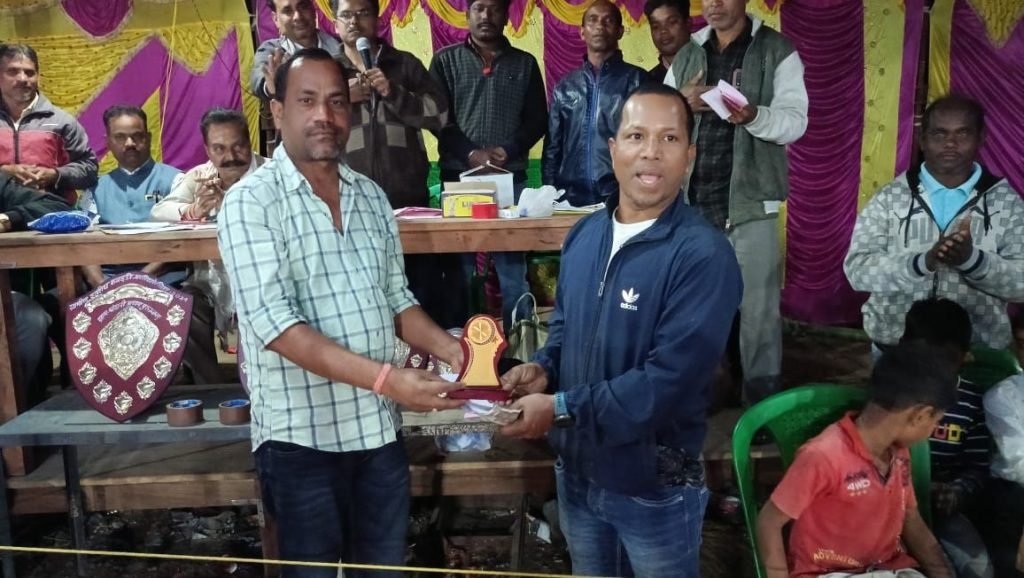 चंद्रपुर। चंद्रपुर के ग्राम पंचायत चंदली में आयोजित चार दिवसीय ग्रामीण स्तरीय कबड्डी प्रतियोगिता के फाइनल मुकाबले में चंद्रपुर की टीम ने अपने निकटतम प्रतिद्वंदी बालपुर की टीम को 4 प्वाइंट से करारी शिकस्त देकर विजेता बनने का गौरव हासिल किया। 2 KSHITITECH img 20240203 wa00034798581120251057536 KSHITITECH