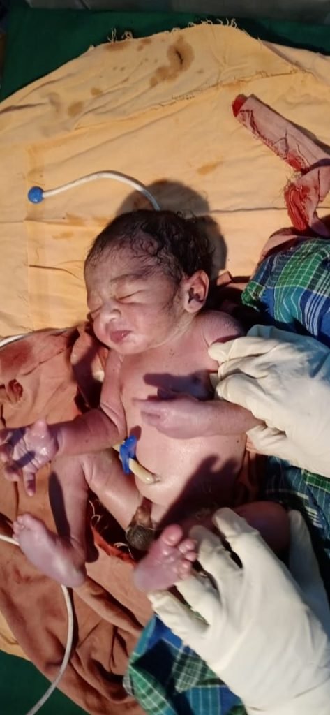 चांपा शहर में सामने आया पुलिस का मानवीय चेहरा, सड़क पर नवजात बच्चे को जन्म देने वाली गरीब मां और नवजात को पहुंचाया अस्पताल 2 KSHITITECH img 20240205 wa00124219008019122112511 KSHITITECH