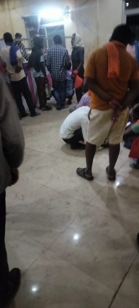 चंद्रपुर के जिला सहकारी बैंक में किसानों की फजीहत रकम पाने किसानों को करनी पड़ रही कड़ी मशक्कत ध्यान देने वाला कोई नहीं 3 KSHITITECH img 20240226 wa00444223769861636967925 KSHITITECH