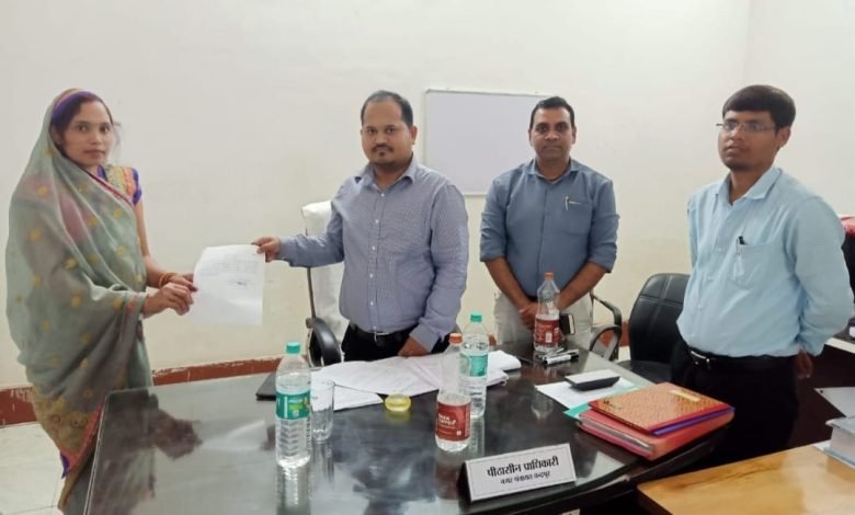 नगर पंचायत चंद्रपुर में एक बार फिर से कांग्रेस समर्थित भारती कृष्णा उरांव अध्यक्ष के रूप में निर्विरोध निर्वाचित हुई 1 KSHITITECH IMG 20240305 WA0062 KSHITITECH