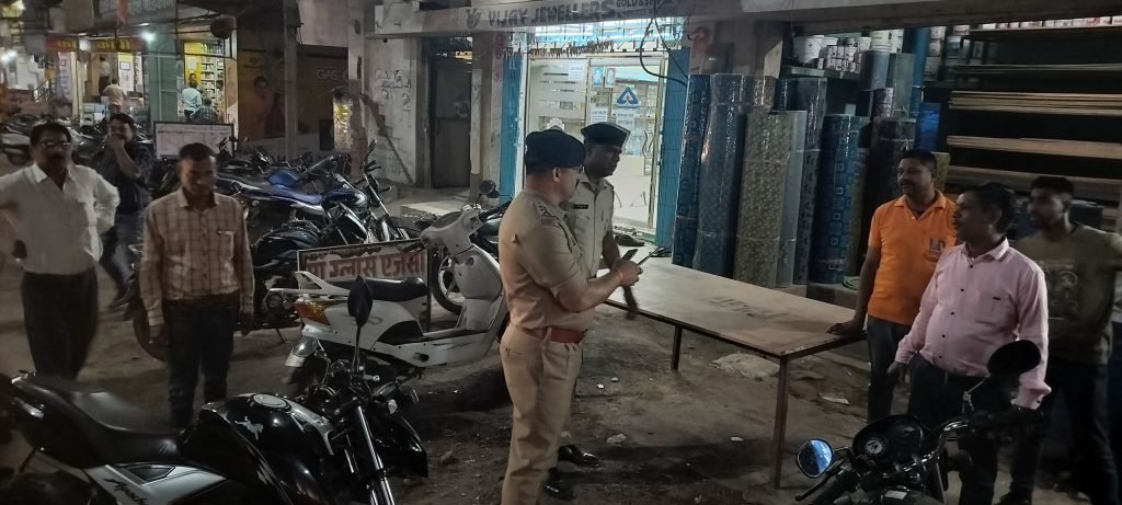 नए कोतवाल प्रवीन द्विवेदी कोतवाली का चार्ज लेते ही निकले शहर का जायजा लेने दुकानदारों के द्वारा रोड पर बेजाकब्जा करने वालों को दी समझाईस 2 KSHITITECH img202403031849502371615661771486908 KSHITITECH