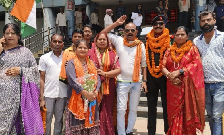 अपने मातृभूमि की सेवा कर अपनी सेवा समाप्त कर अपने गृह ग्राम पहुंचे नरेंद्र सिंह राठौर का जांजगीर रेलवे स्टेशन में हुआ भव्य स्वागत 1 KSHITITECH IMG 20240503 WA0010 KSHITITECH