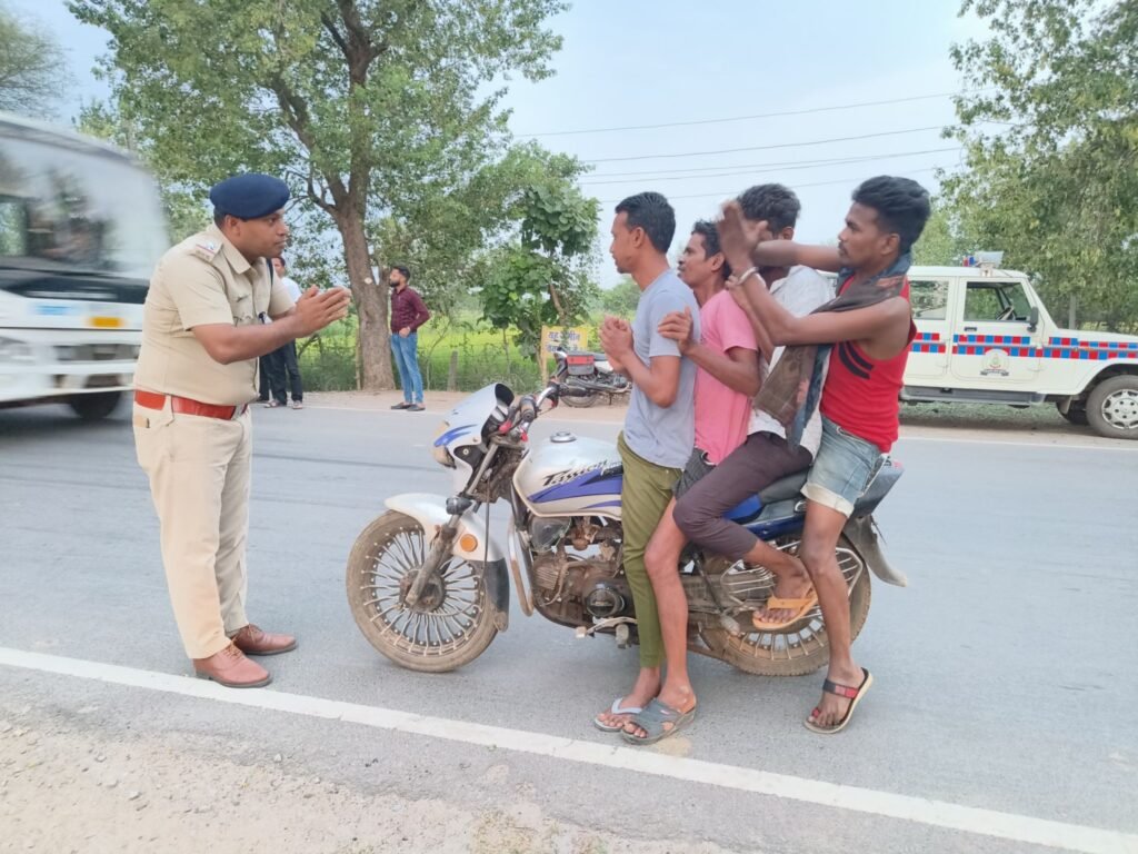 मुलमुला पुलिस यातायात नियमों के प्रति लोगों को सचेत करने अपना रही गांधीगिरी, नियमों की धज्जियां उड़ाने वालों से हाथ जोड़कर किया जा रहा आग्रह, लोग बाइक में चार सवारी बैठने से नहीं आ रहे बाज 3 KSHITITECH img 20240513 wa01452475833219467989977 KSHITITECH