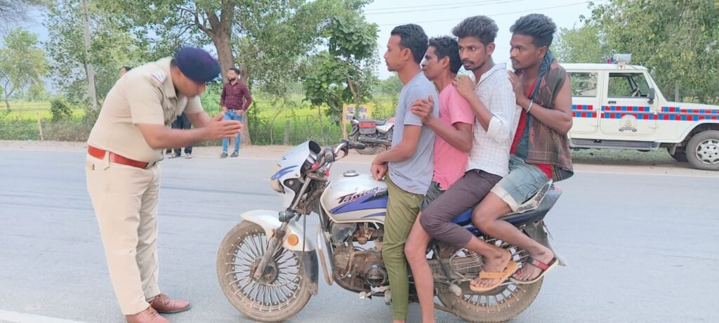 मुलमुला पुलिस यातायात नियमों के प्रति लोगों को सचेत करने अपना रही गांधीगिरी, नियमों की धज्जियां उड़ाने वालों से हाथ जोड़कर किया जा रहा आग्रह, लोग बाइक में चार सवारी बैठने से नहीं आ रहे बाज 4 KSHITITECH img 20240513 wa01493751262703123297463 KSHITITECH