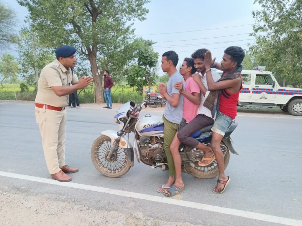 मुलमुला पुलिस यातायात नियमों के प्रति लोगों को सचेत करने अपना रही गांधीगिरी, नियमों की धज्जियां उड़ाने वालों से हाथ जोड़कर किया जा रहा आग्रह, लोग बाइक में चार सवारी बैठने से नहीं आ रहे बाज 2 KSHITITECH img 20240513 wa01506469221326885185328 KSHITITECH