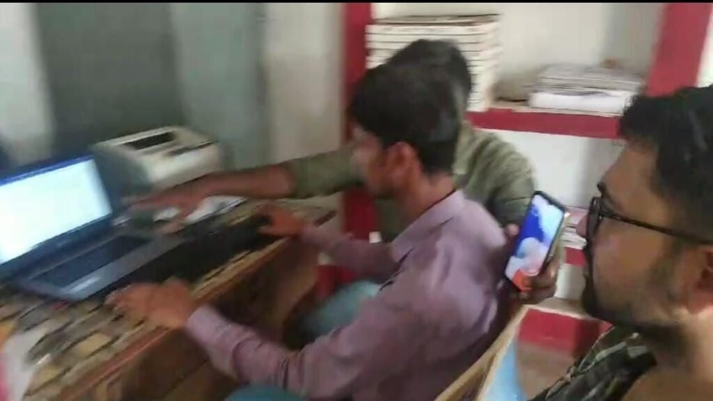 पटवारी विजय लहरे को 3500 रुपए रिश्वत लेते एसीबी बिलासपुर की टीम ने रंगेहाथों पकड़ा, जमीन रजिस्ट्रेशन के लिए नक्शा काटने के नाम पर ले रहा था रिश्वत 3 KSHITITECH img 20240628 wa00214616514140840468562 KSHITITECH