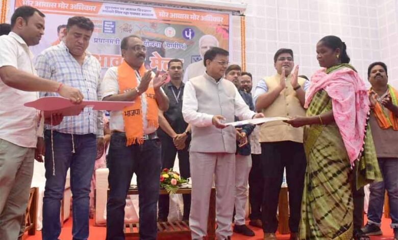 आवास मेला में 320 हितग्राहियों को आवास पूर्णता एवं नवीन स्वीकृति प्रमाण-पत्र वितरित 1 KSHITITECH 002 KSHITITECH