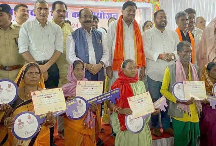 प्रधानमंत्री आवास योजना के हितग्राहियों को उप मुख्यमंत्री साव ने आवास स्वीकृति पत्र वितरित किए 1 KSHITITECH 008 KSHITITECH