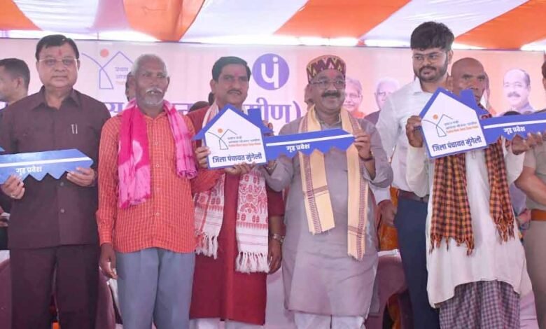 ‘‘हमर आवास हमर विकास’’ की थीम पर जिला स्तरीय आवास मेला का आयोजन, 10 हितग्राहियों को मिली घर की चाबी 1 KSHITITECH 05 4 KSHITITECH