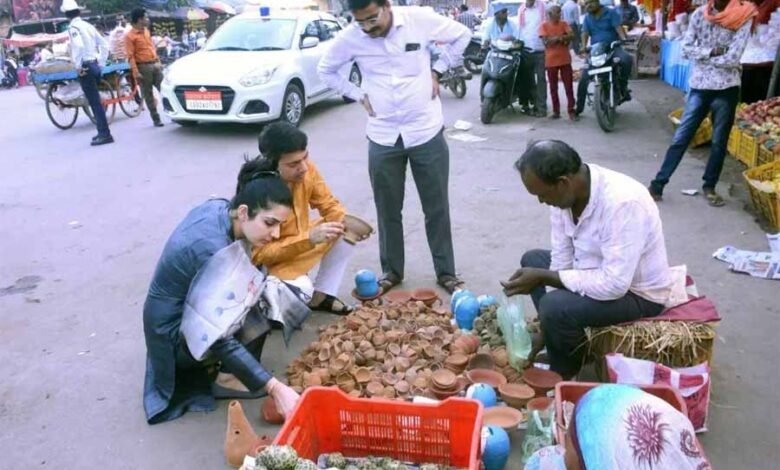 कलेक्टर ने मिट्टी के दिये खरीदकर स्थानीय कुम्हारों और शिल्पकारों का किया उत्साहवर्धन 1 KSHITITECH 1 2 KSHITITECH