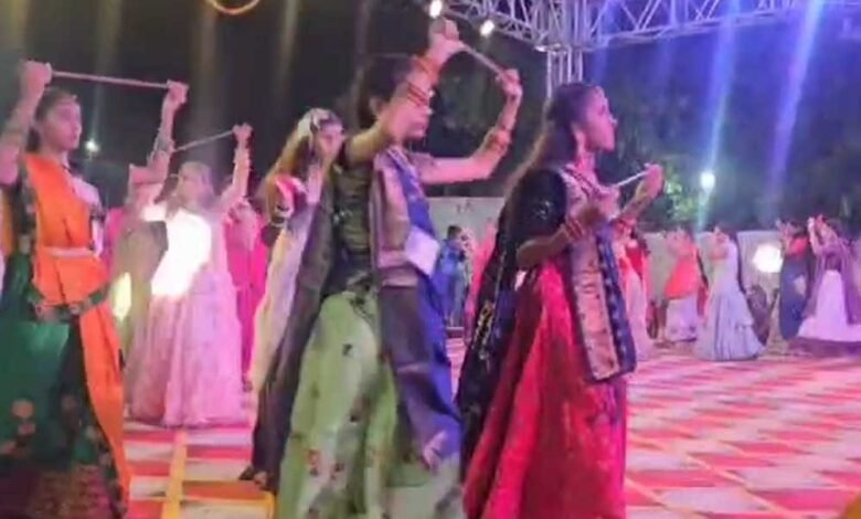 खरगोन में 5 साल की बच्चियों से लेकर 60 साल की महिलाओ ने किया शस्त्र गरबा 1 KSHITITECH 11A 71 KSHITITECH