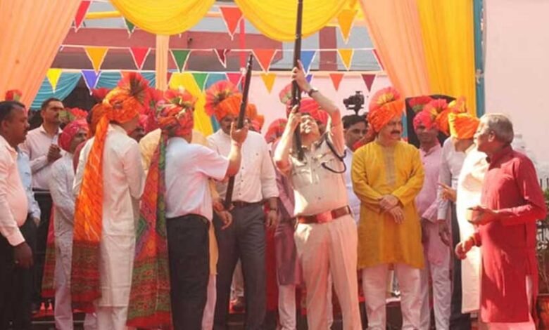 परम्परागत तरीके से विधिविधान व मन्त्रोपचार के साथ पुलिस लाईन में शस्त्र पूजन कार्यक्रम सम्पन्न हुआ 1 KSHITITECH 12A 1018 1 KSHITITECH